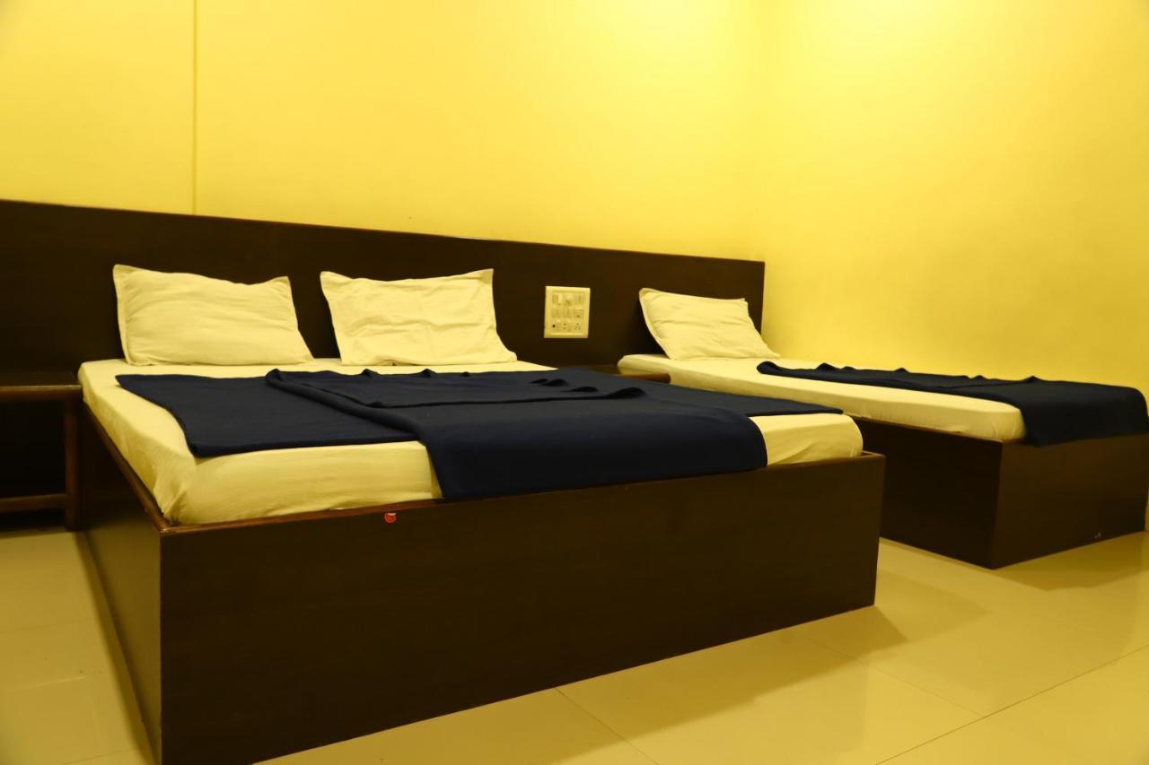 שירדי Sai Madhavi Palace Hotel מראה חיצוני תמונה
