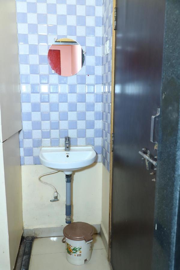 שירדי Sai Madhavi Palace Hotel מראה חיצוני תמונה