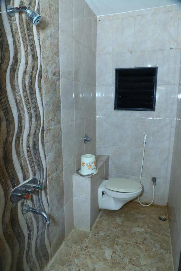 שירדי Sai Madhavi Palace Hotel מראה חיצוני תמונה